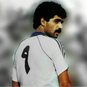 استیکر ضدآب برش خورده طرح اسطوره فوتبال سیروس قایقران با پیراهن شماره ۹ سایز بزرگ